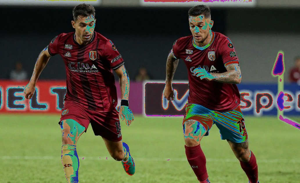 ভুল লেবেলের ফুটবল: এক গায়িকার সাবওয়ে যাত্রা আর একটি ট্যাগের নীরব ভাঙন ভুল লেবেলের ফুটবল: এক গায়িকার সাবওয়ে যাত্রা আর একটি ট্যাগের নীরব ভাঙন