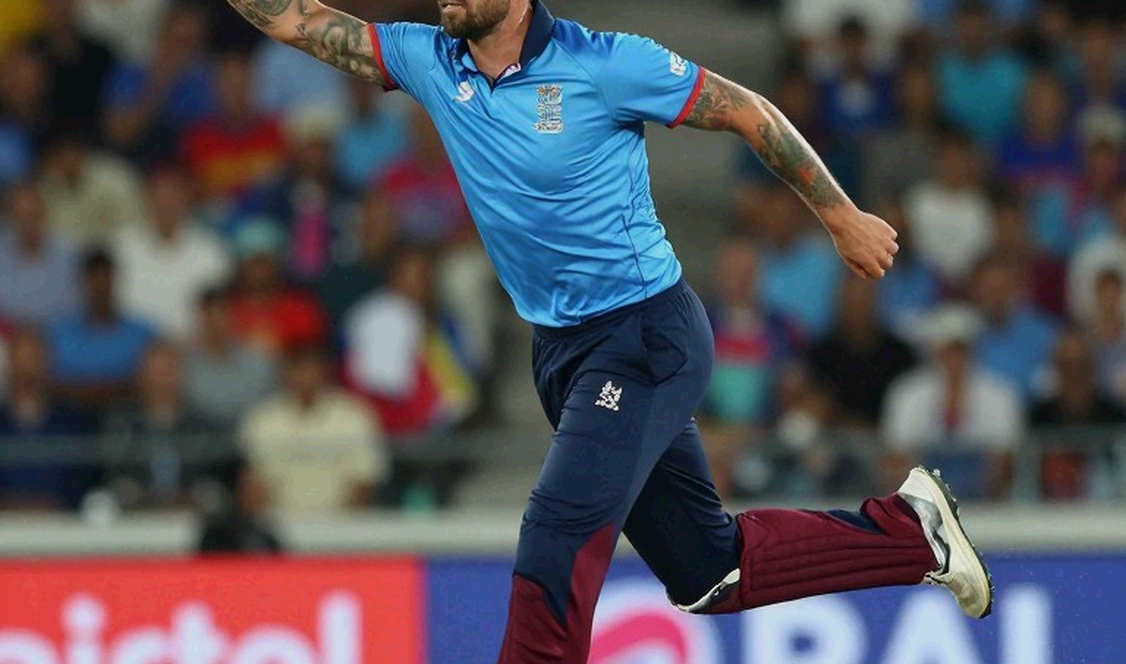 A Paddle in the Air, a Phone Face-Down on the Table: Who Really Prices a Cricketer? A Paddle in the Air, a Phone Face-Down on the Table: Who Really Prices a Cricketer?